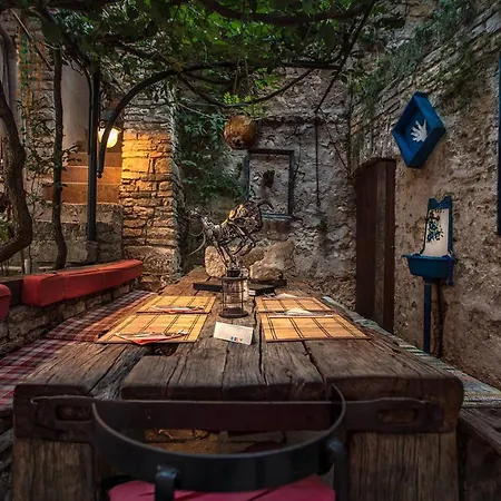 Kamene Price Rooms, Music And Food