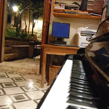 Kamene Price Rooms, Music And Food