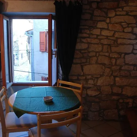 Apartment Kamene Price Rooms, Music And Food *