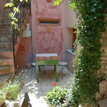 Apartment Kamene Price Rooms, Music And Food