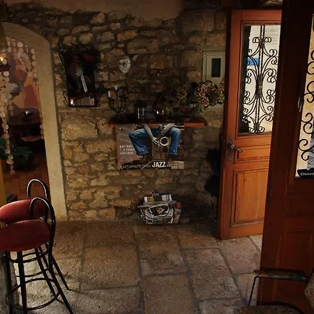 Apartment Kamene Price Rooms, Music And Food *