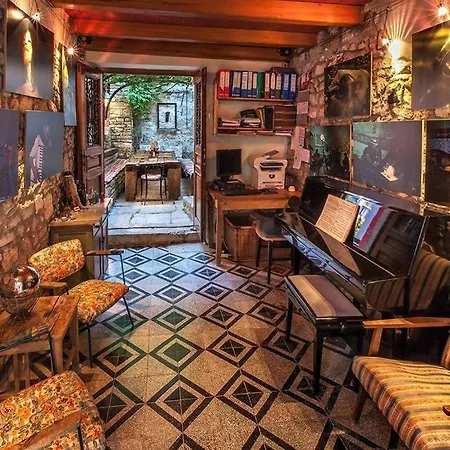 Kamene Price Rooms, Music And Food * Bale