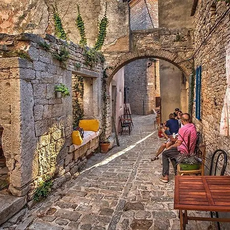 Kamene Price Rooms, Music And Food *